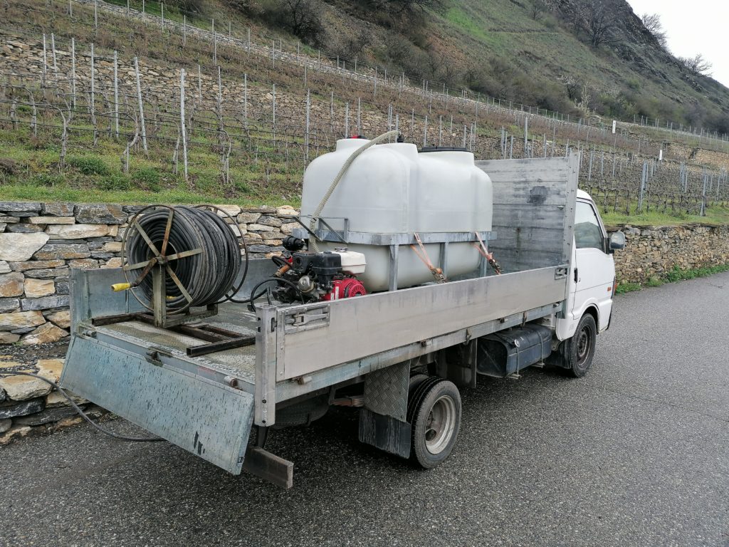 Tank, Pumpe und Schlauch für die Gun-Behandlung auf einem Lieferwagen; Fotos: AGRIDEA, Lucia Bernasconi